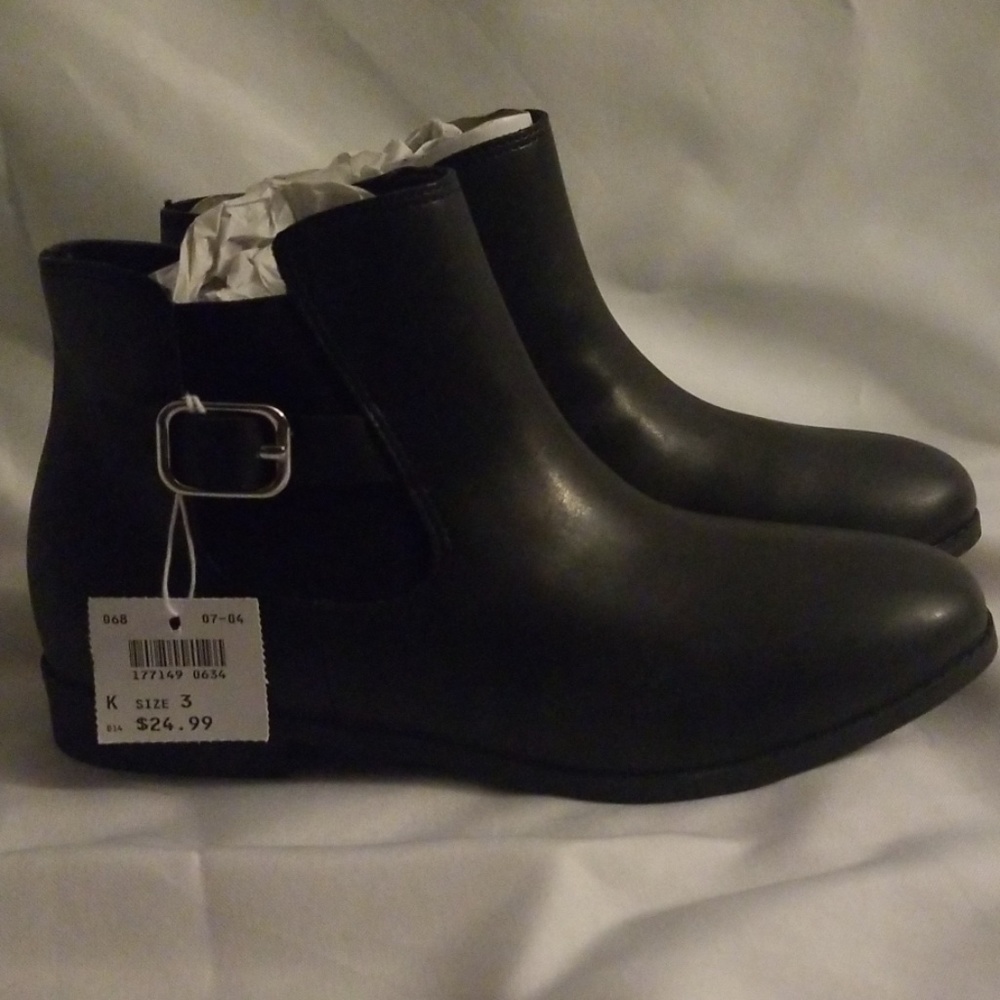 NWT Girls Black Boot
